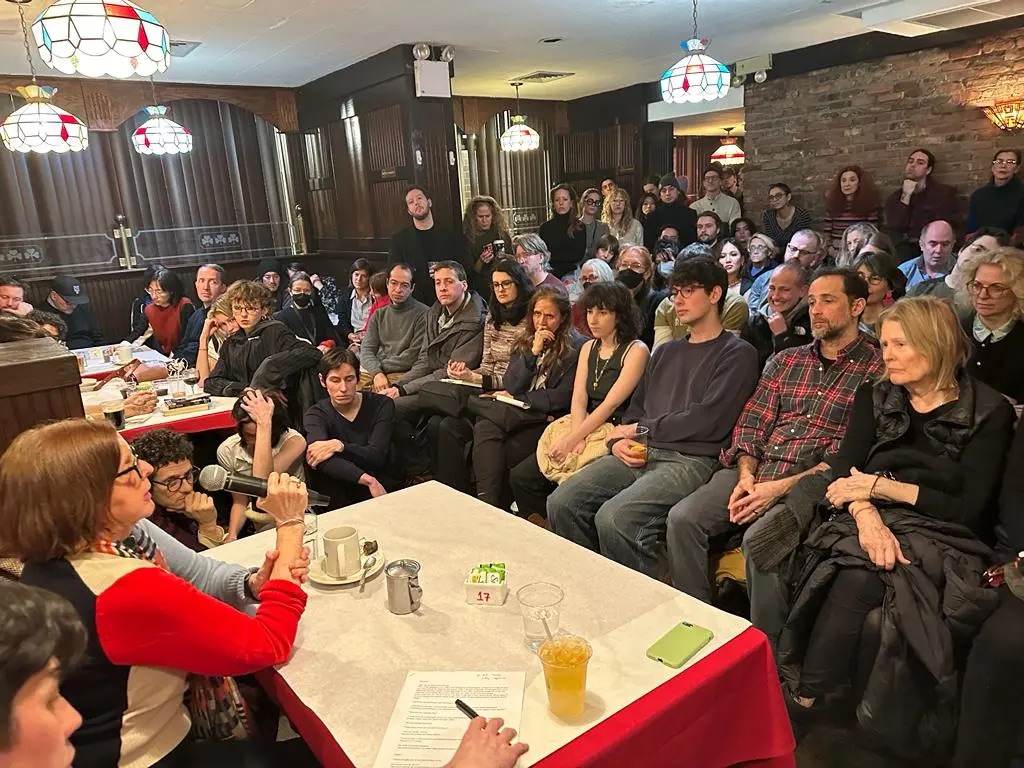 罗伯塔·史密斯在“海港对话”中向观众讲话，纽约，2024年1月18日. 