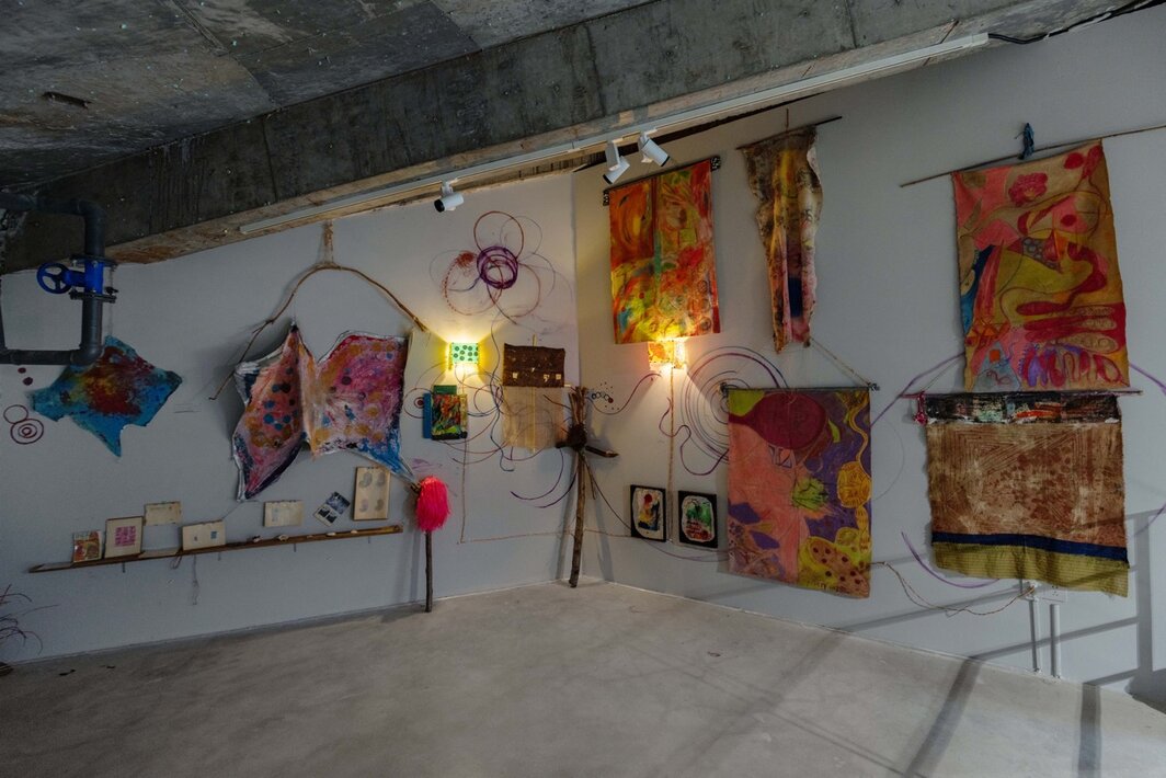 由葛宇路策划的詹琦“展中展”，“丁立人：萍水相逢”展览现场，北丘当代美术馆，2025.