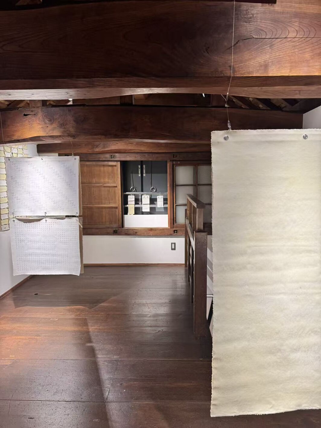 李济彦，《马死留皮，人死留名》，2025，丙烯媒介、丙烯颜料、丙烯墨水、石墨、画布、锌螺丝、不锈钢扣眼