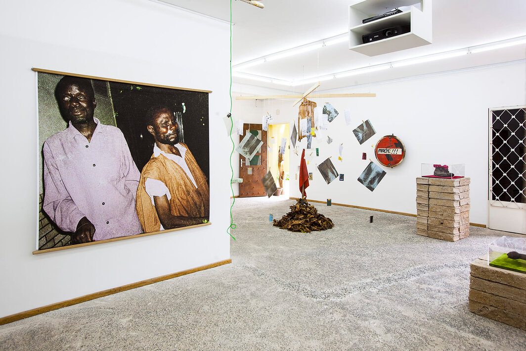 “词！词？词！伊萨·萨姆与不可译的形式”展览现场，2013，RAW Material Company艺术中心Zone B馆，达喀尔. 摄影：Antoine Tempé.