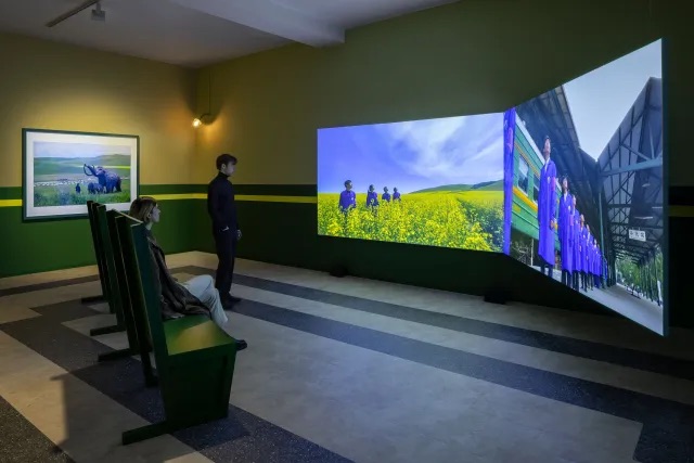 “曹斐：多托邦”展览现场，2023，Sprüth Magers，柏林. 摄影: Timo Ohler.