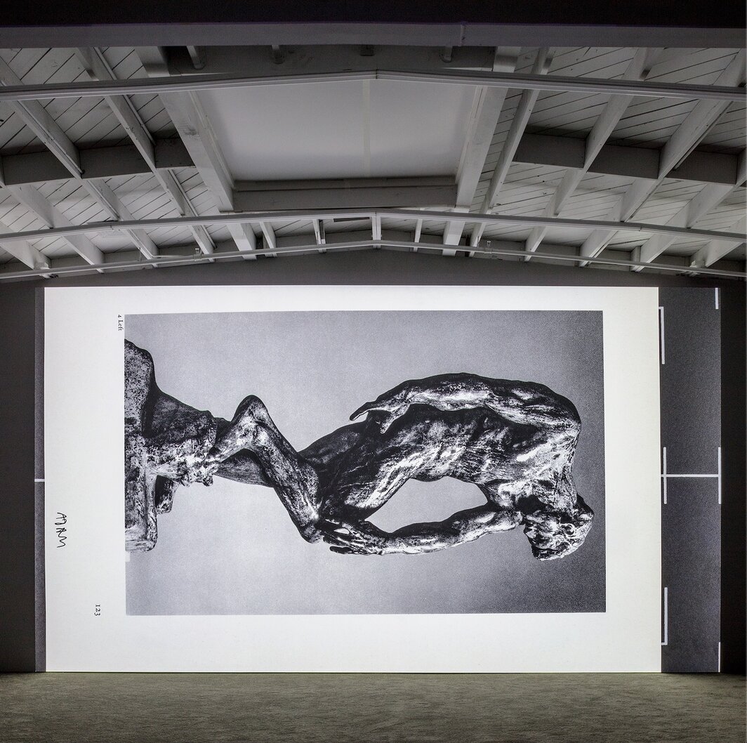 蒙戈·汤姆森，《卷五：旁想》，2020–22，4K影像，彩色有声，时长8分9秒，配乐：恩斯特·卡雷尔（Ernst Karel），选自“时代生活”系列，2014年至今. 展览现场，Karma，洛杉矶，2023年. 摄影：Joshua White. 