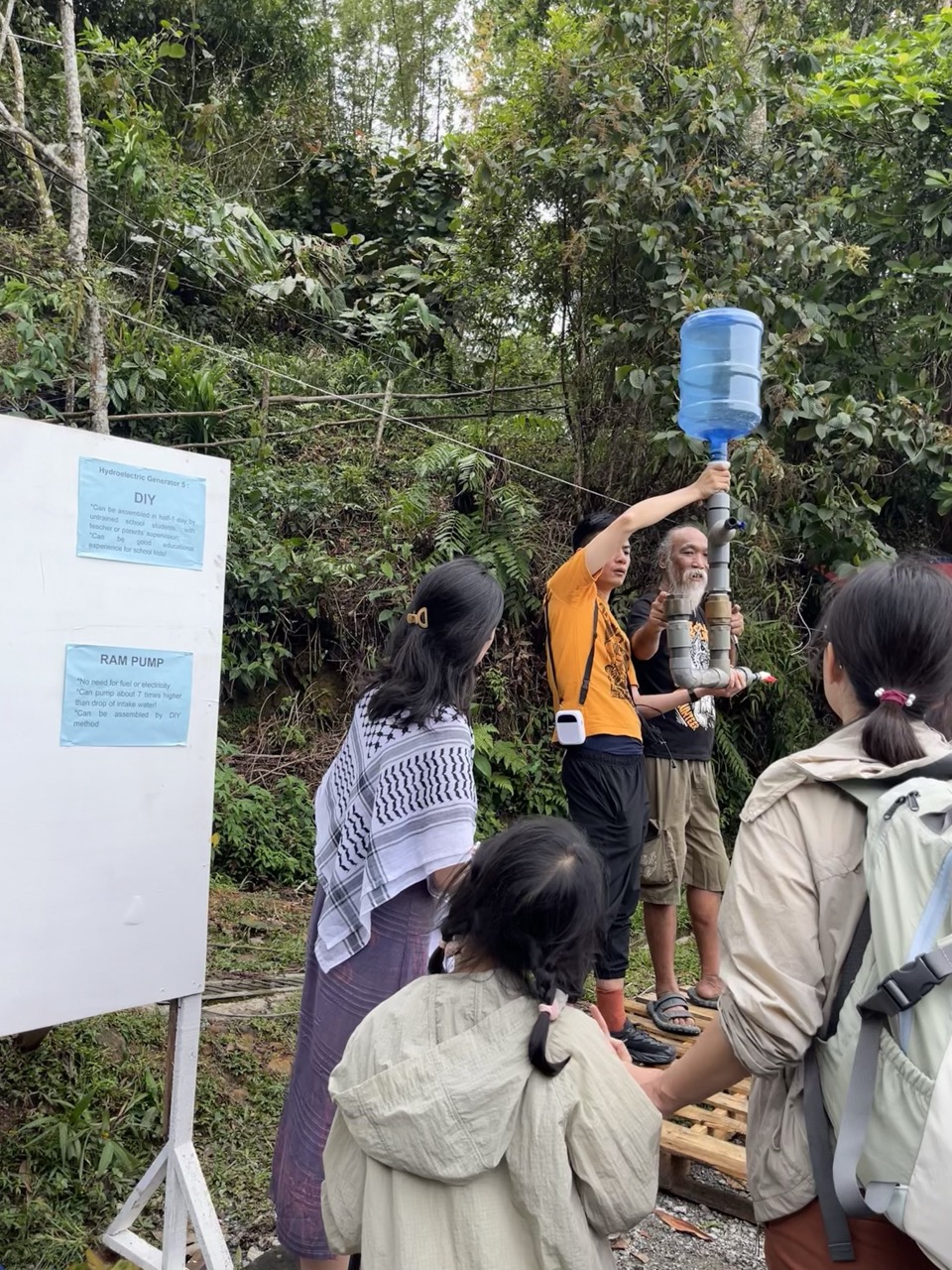 Mr. Ong向大家介绍水力发电的原理.