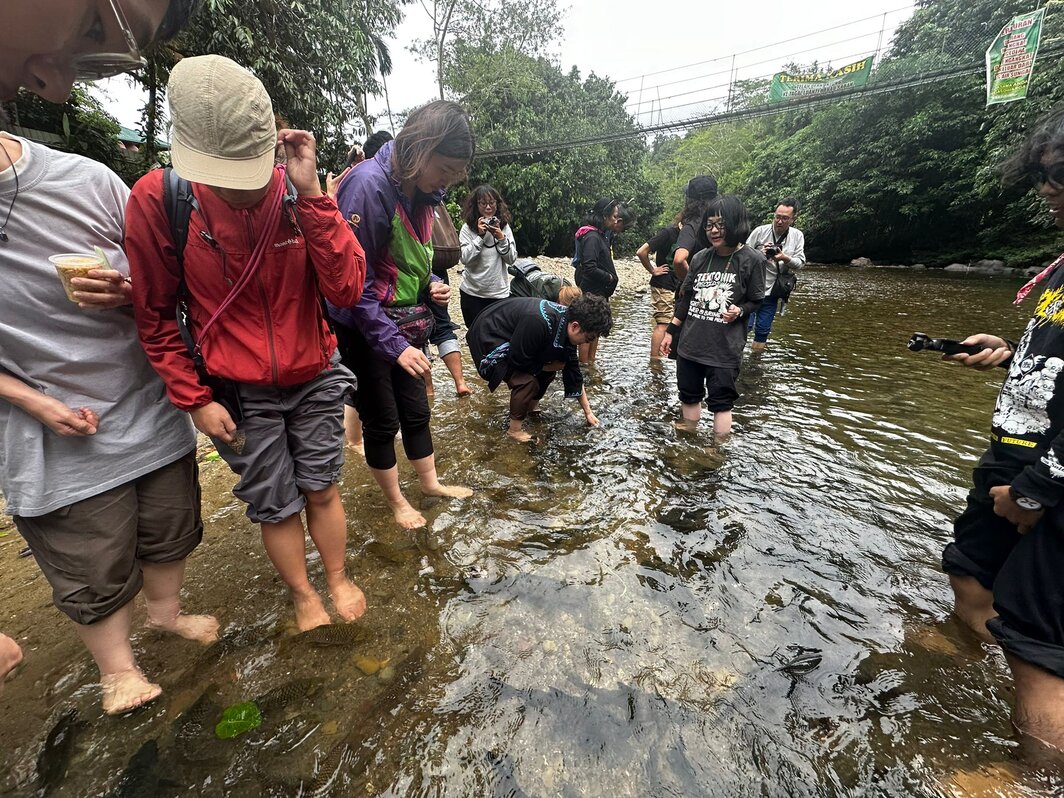 在Tagal Luanti体验鱼疗. 摄影：李俊峰.