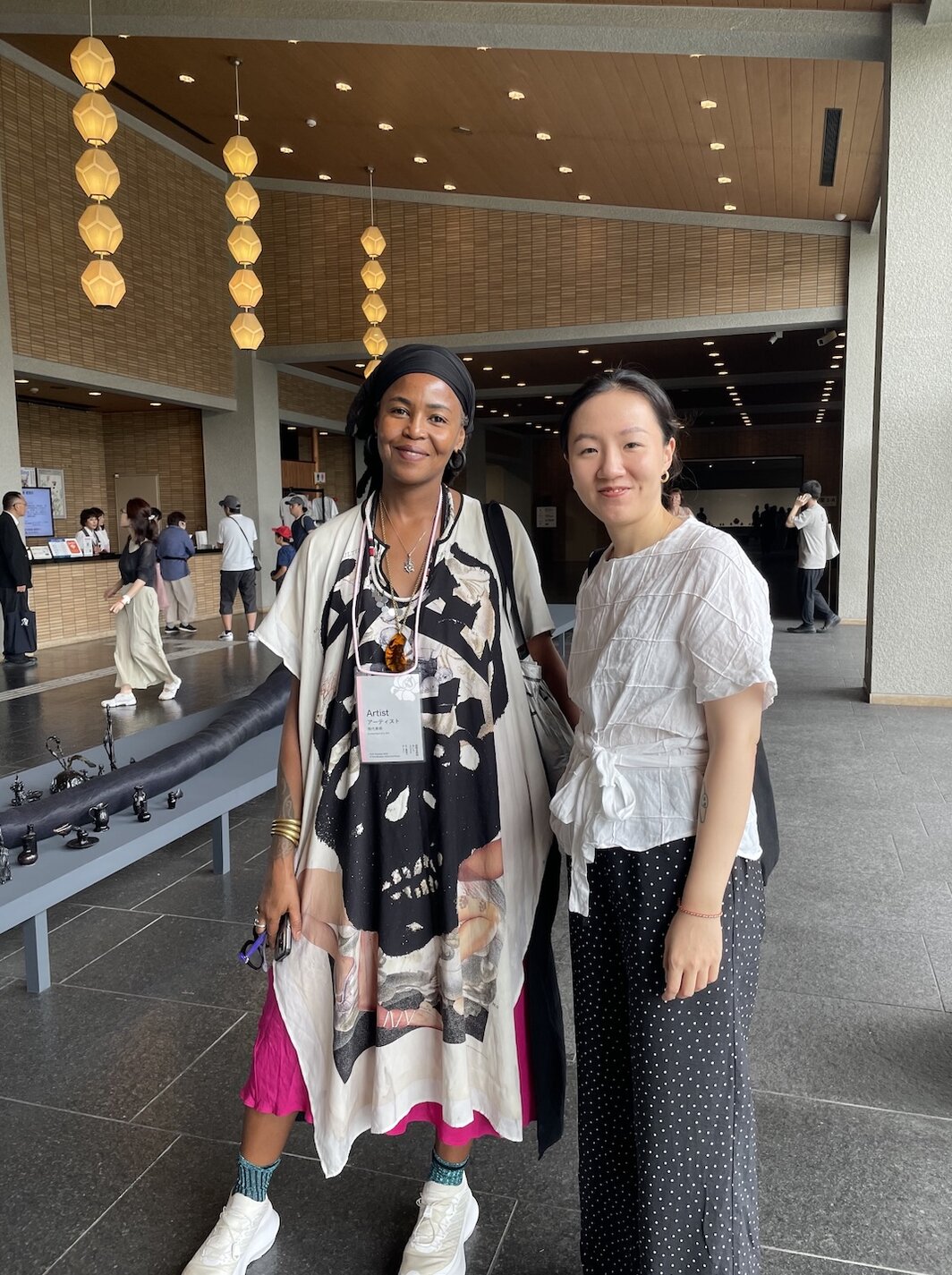 艺术家Wangechi Mutu和格莱斯顿画廊的华沁蕊.