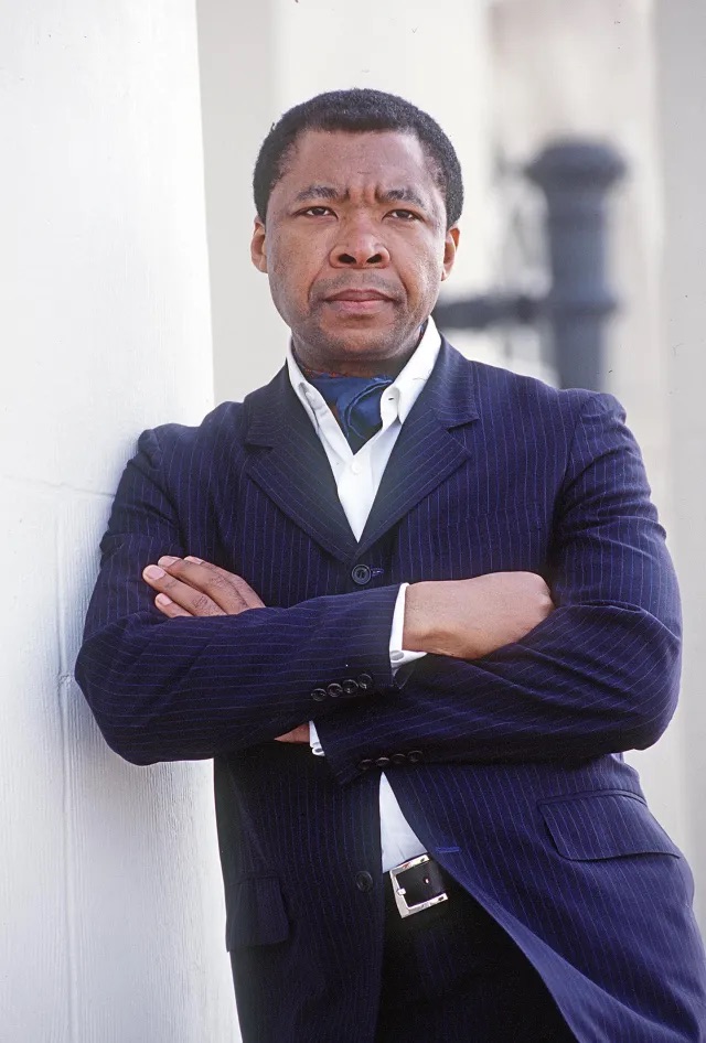 奥奎·恩维佐于德国卡塞尔弗里德里希博物馆，2000年4月. 图片提供：documenta archiv/Ryszard Kasiewicz.