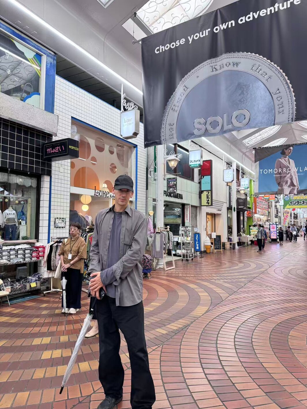 艺术家Alexandre Khondji在表町商店街，顶上的挂旗来自艺术家Ryan Gander.