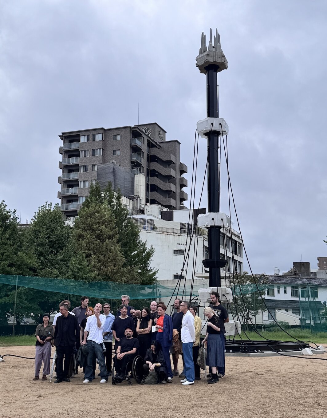 冈山艺术交流主办方和参展艺术家们在帕雷诺的作品《膜》面前合影.