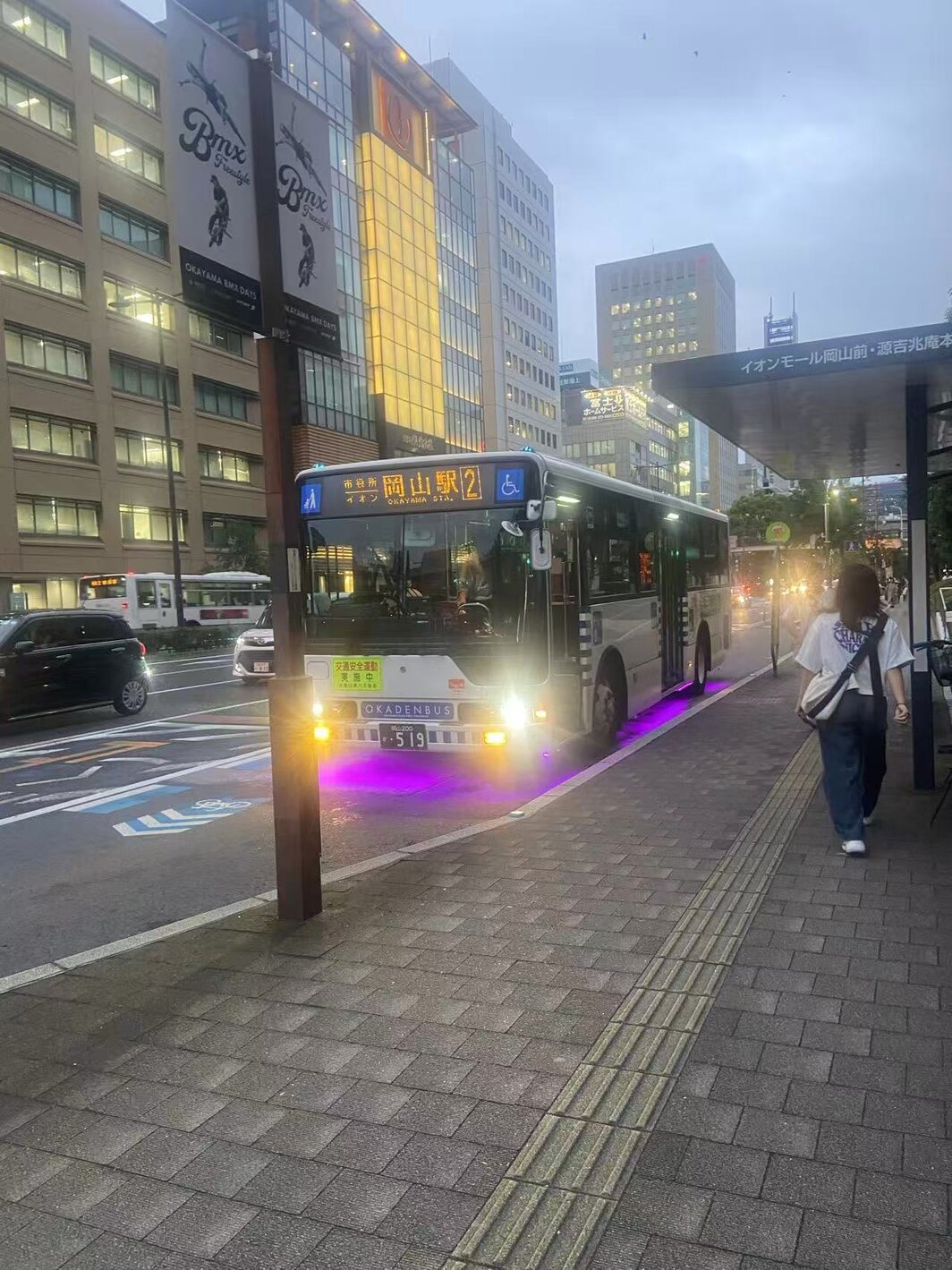 James Chinlund的作品《彩虹巴士线》.