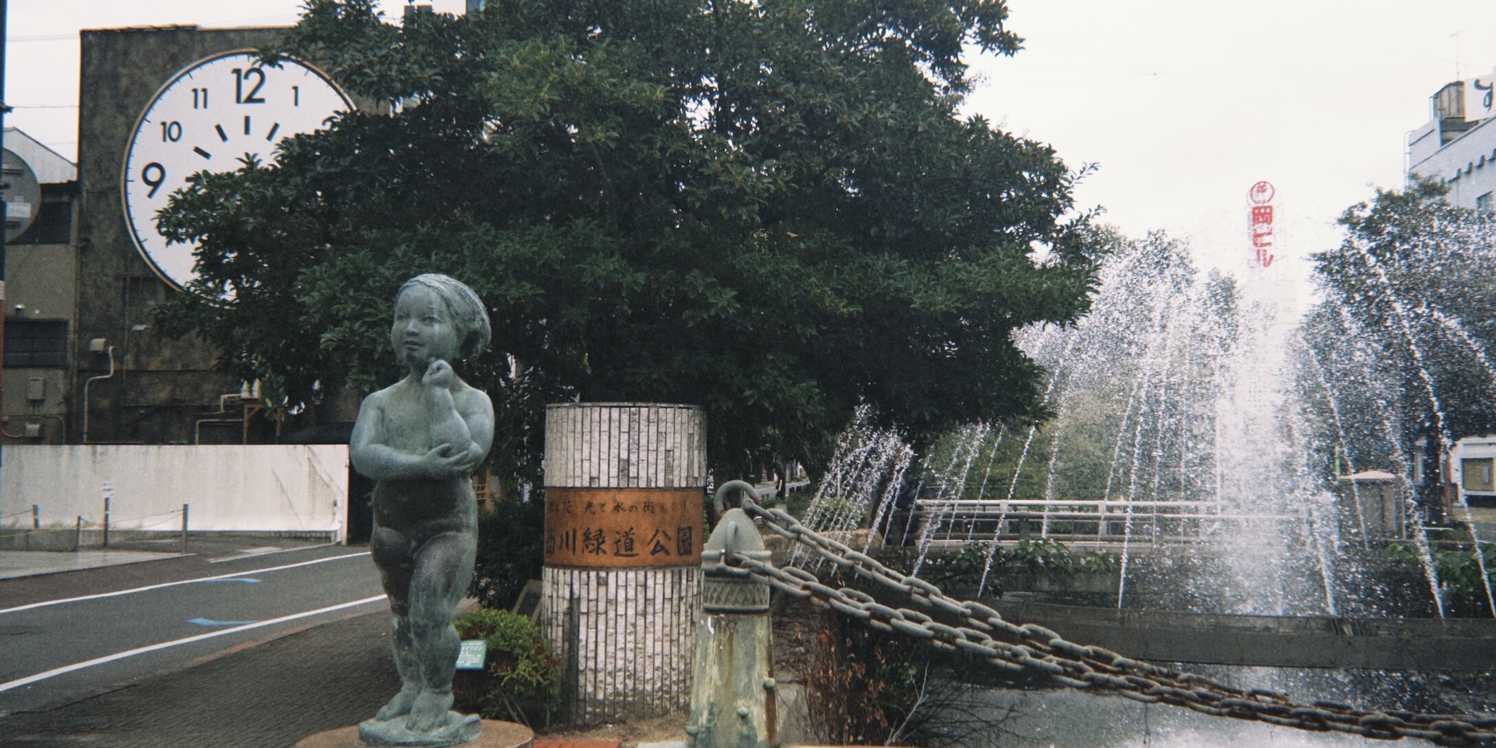 冈山市西川桥头的桃太郎青铜雕塑. 全文摄影：王紫薇.