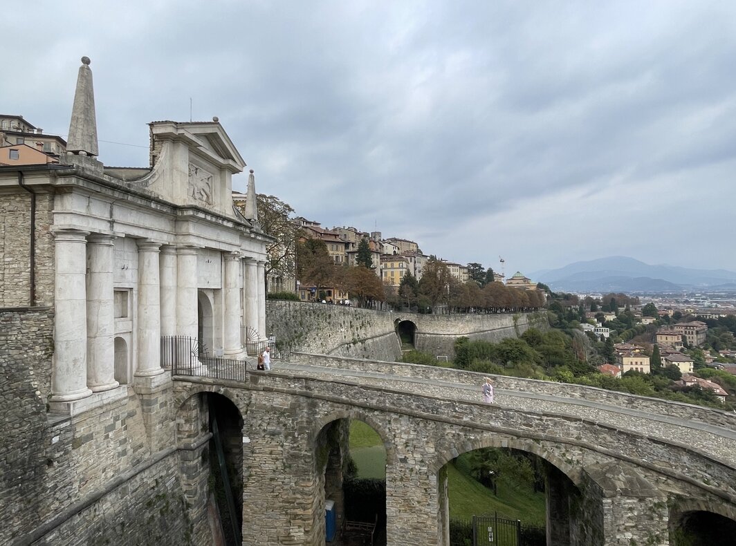 被威尼斯城墙包围的贝尔加莫上城.