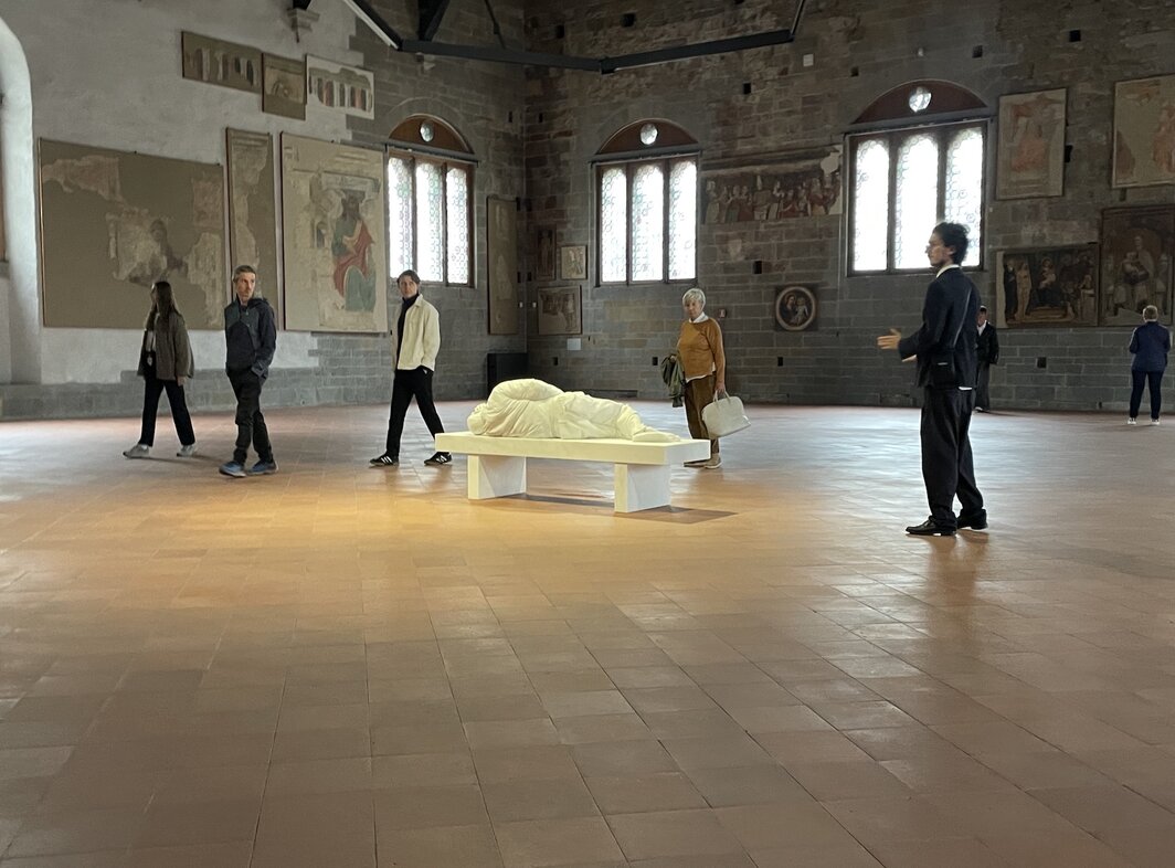 毛里齐奥·卡特兰，《十一月》展览现场，2025.