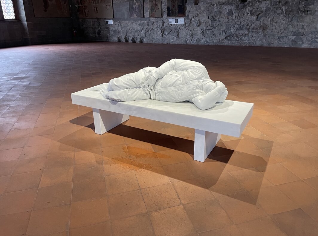 毛里齐奥·卡特兰，《十一月》，2024.