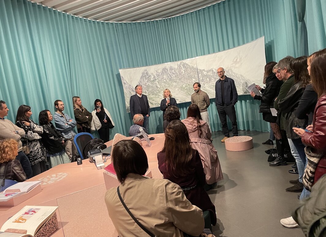 奥若别双年展第五周期开幕式现场，从左至右：贝加莫市文化事务议员塞尔焦·甘迪（Sergio Gandi）、GAMeC 主席西蒙娜·博纳尔迪（Simona Bonaldi）、艺术家佩德罗·瓦兹、 GAMeC馆长洛伦佐·朱斯蒂，他们身后为艺术家瓦兹的绘画作品.