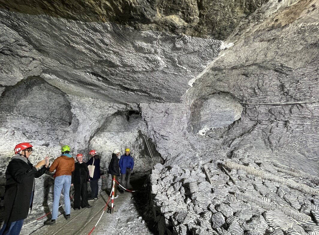 访客在多赛纳矿中参观乌斯·冯·俾斯麦的作品《风景画（矿洞）》.
