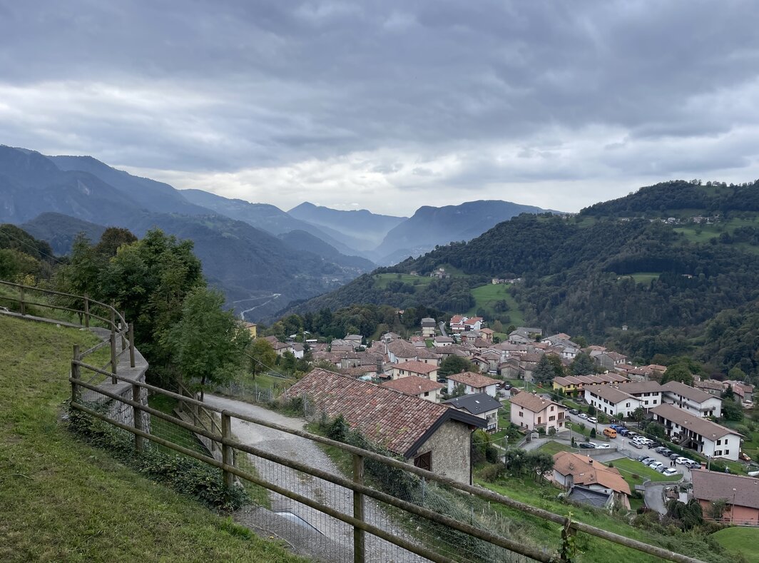 布列比拉谷的杰洛萨村.