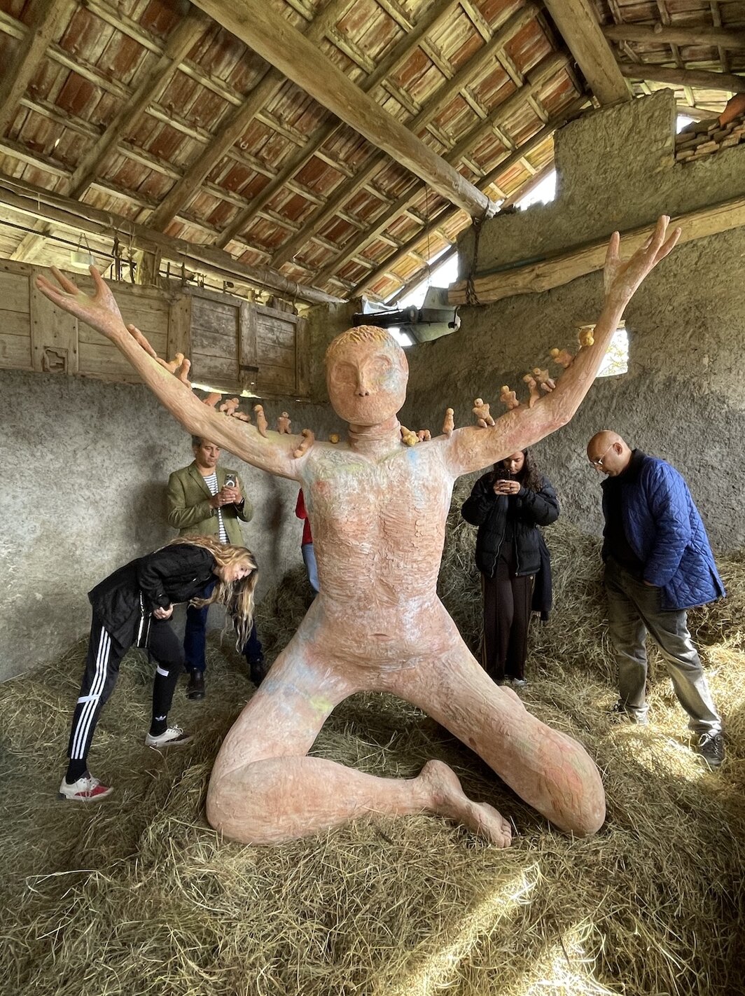 访客参观盖娅·付卡扎作品《百万之母》，2025.