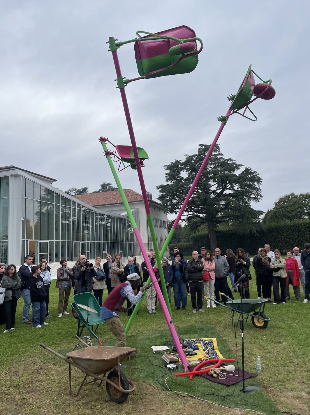 音乐人杜杜·科瓦特（Dudù Kouate）在亚伯拉罕·克鲁斯比耶加斯装置下演出.