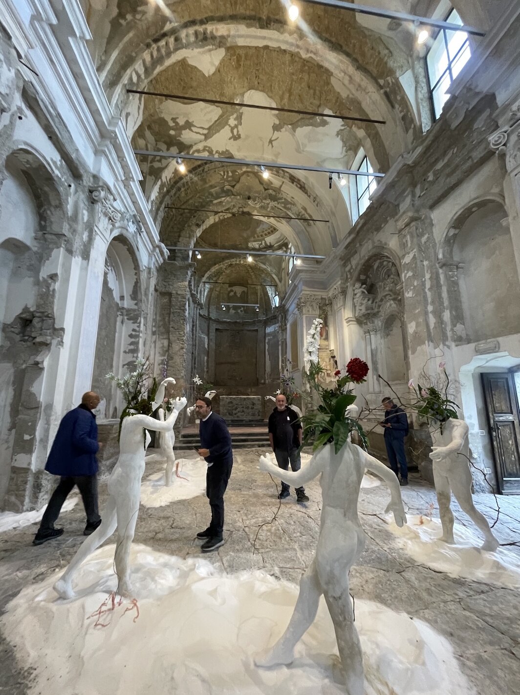 访客参观比安卡·邦迪作品《献给杰洛萨的五美神》，2025.