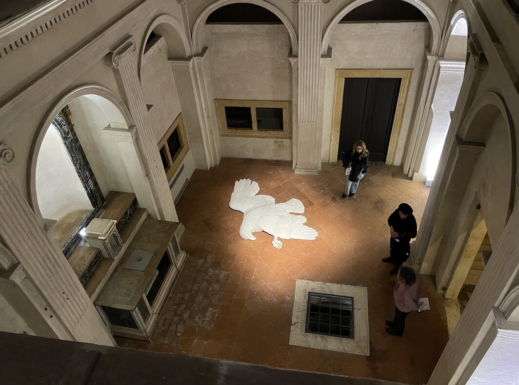 卡特兰作品《骨头》在贝尔加莫市区一座前礼拜堂的展览现场，2025.