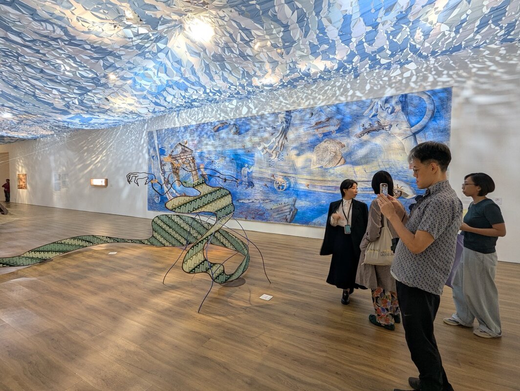 MACAN总监刘秀仪导览今津景的展览. 除特别注明外，本文图片均由作者拍摄. 

