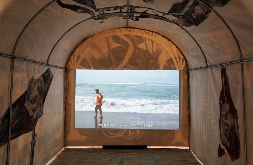 Ipeh Nur为沙迦双年展制作的《未眠的海浪》，由ara contemporary画廊在Art Jakarta呈现. 图片提供：Art Jakarta/ara contemporary/Ipeh Nur.