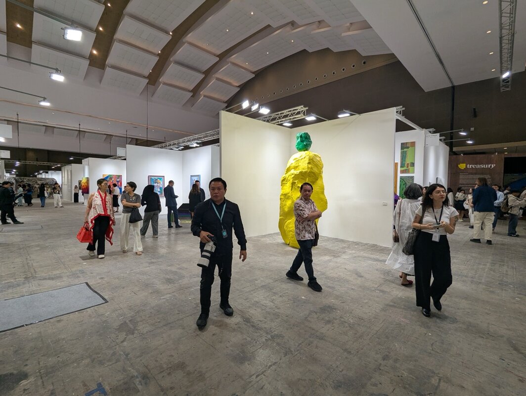 Esther Schipper展出乌戈·罗迪纳的大型雕塑.