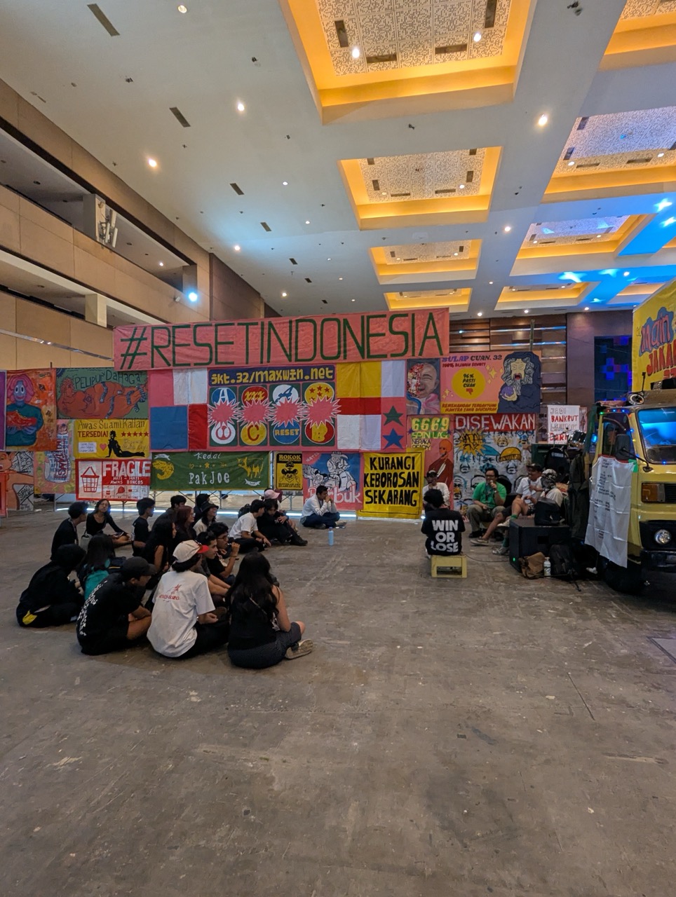 ruangrupa 25周年大展“Ruru25: Poros Lumbung”中的一个舞台，#RESETINDONESIA正是一个多月前的抗议标题.