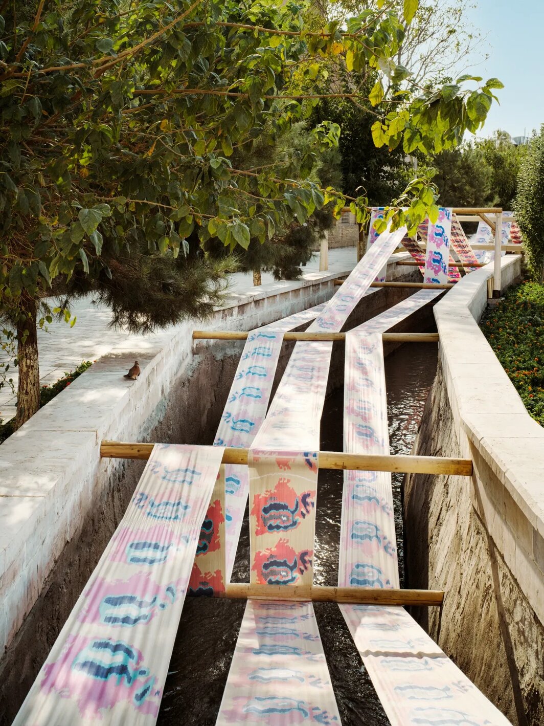 Hylozoic/Desires（希玛莉·辛格·索因与 大卫·索因·塔佩塞尔）与拉苏尔琼·米尔扎艾哈迈多夫，《眷恋》（Longing），2024–25，依卡特织锦. 展览现场，乌兹别克斯坦布哈拉，2025年. 摄影：Felix Odell. 