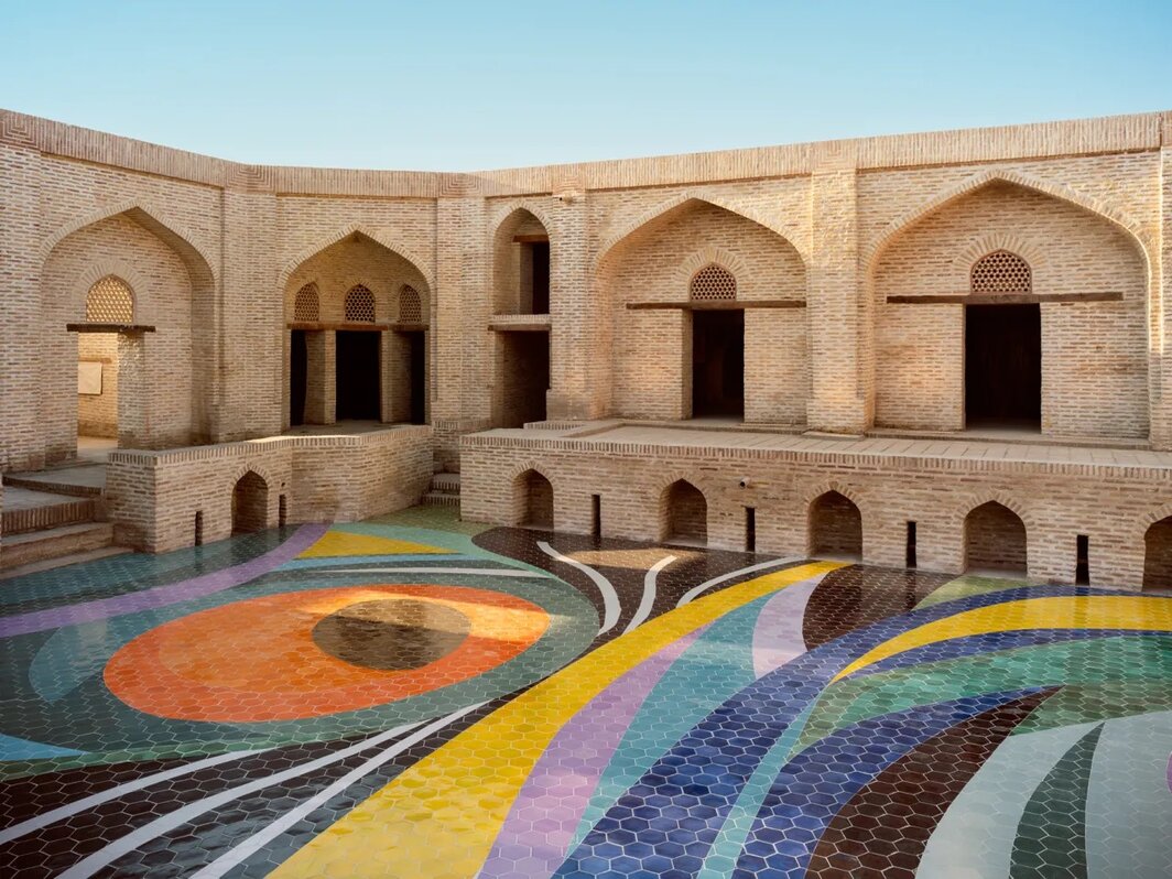 玛丽娜·佩雷斯·西芒与巴赫提亚尔·巴巴穆拉多夫，《无题》，2024–25，陶瓷镶嵌画. 展览现场，驿馆，乌兹别克斯坦布哈拉，2025年. 摄影：Felix Odell. 