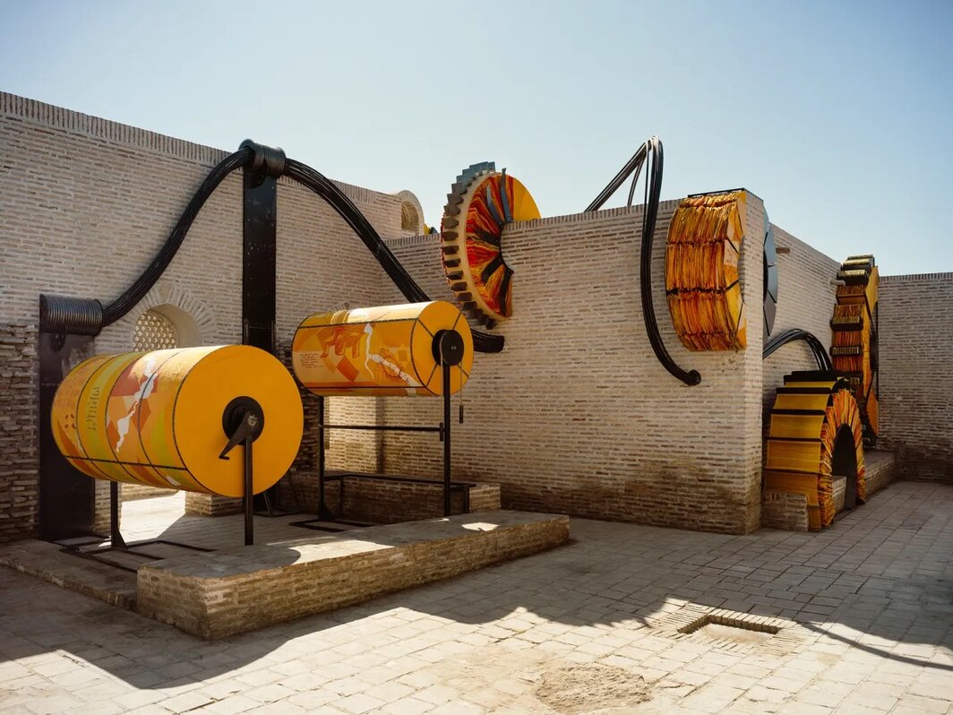 阿齐扎·卡迪里、尤尔杜兹·穆希丁诺娃与马蒂厄·比索内特，《出自同一块布》（Cut from the Same Cloth），2024–25，金属、纺织、声音、影像. 展览现场，驿馆，乌兹别克斯坦布哈拉，2025年. 摄影：Felix Odell. 