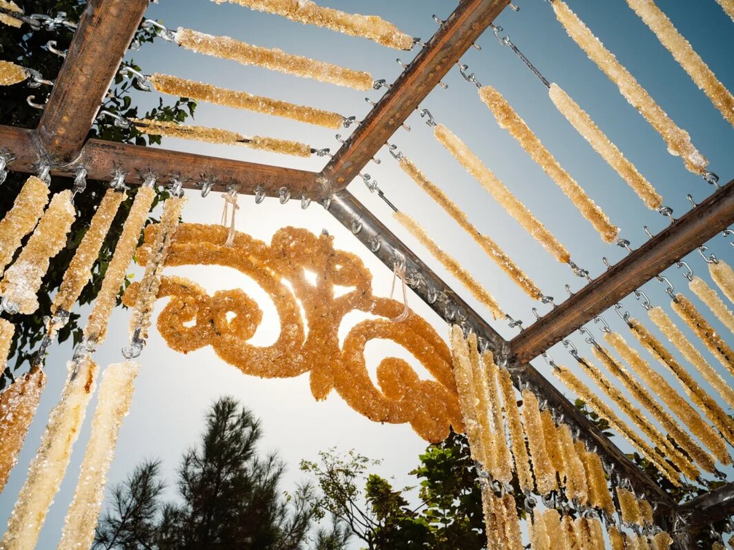 莱拉·戈哈尔、伊尔霍姆·肖伊姆库洛夫与GOLEM，《Navat Uy》，2024–25，金属、结晶冰糖. 展览现场，乌兹别克斯坦·哈拉，2025年. 摄影：Felix Odell. 