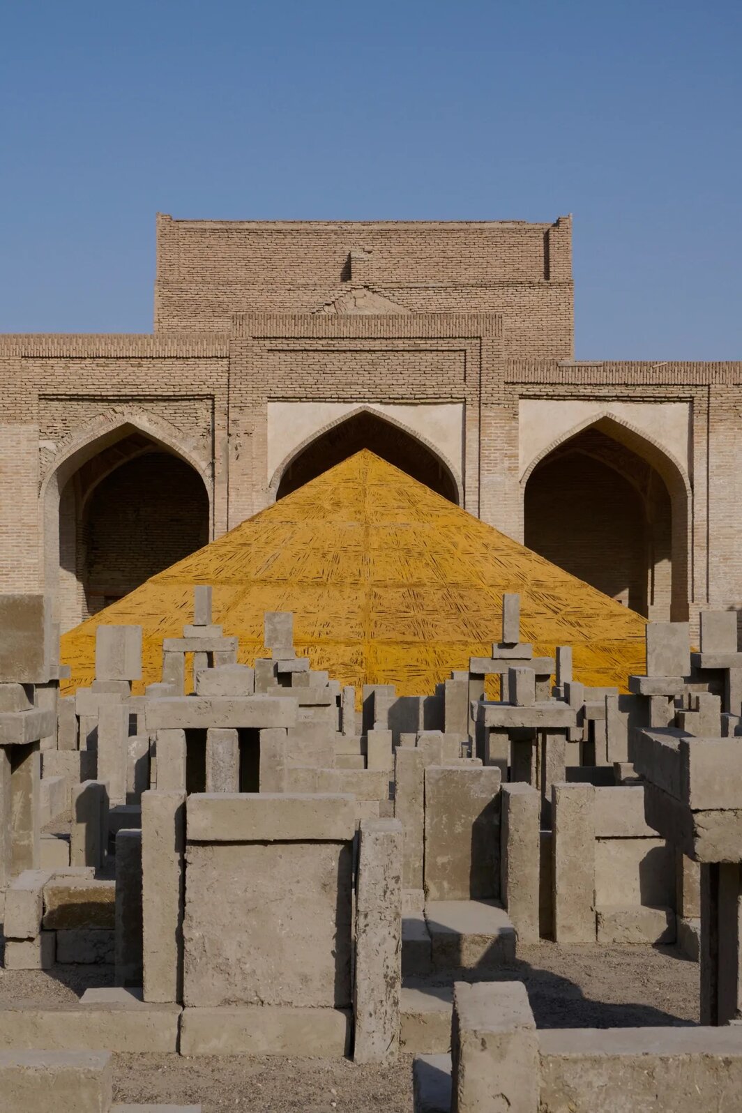 “破碎心灵的食谱”展览现场，2025年，乌兹别克斯坦布哈拉. 前景：安东尼·葛姆雷与泰穆尔·朱马耶夫，《CLOSE》，2024–25. 背景：德尔西·莫雷洛斯与巴赫提约尔·艾哈迈多夫，《地球之影》（Earth’s Shadow），2024–25. 摄影：Adrien Dirand. 