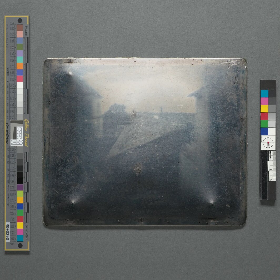 约瑟夫·尼塞福尔·尼埃普斯（Joseph Nicéphore Niépce），《格拉的窗外景色》（Point de vue du Gras），约1826年，锡版日光蚀刻，6 5⁄8 × 8 英寸. 