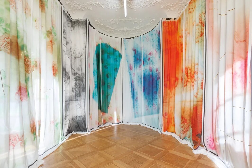 凯图塔·阿列克西-梅斯基什维利，《淹没地带》（Flooding the Zone），2025，金属，棉布喷墨. 德国布伦瑞克艺术协会（Kunstverein Braunschweig）展览现场. 摄影：Frank Sperling. 