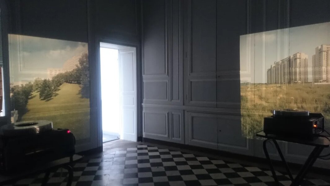 埃里克·波德莱尔，《场地置换》，2007，两台同步投影仪，44张Ektachrome幻灯片. 法国沙马朗德省立庄园（Domaine départemental de Chamarande）展览现场，2015. 