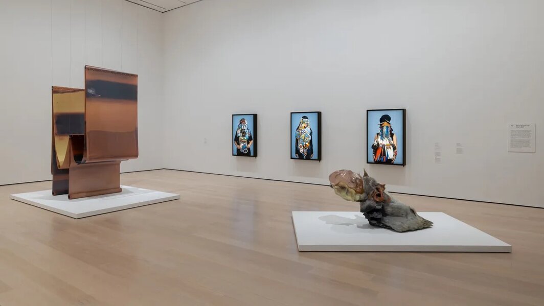 “何为寄生，何为亲族？”（What Is Parasite and What Is Kin?）展览现场，2025，纽约现代艺术博物馆. 左起：罗瑞·康（Lotus L. Kang），《蜕（多伦多-芝加哥-伍德里奇-纽约-洛杉矶-）》（Molt），2022–25；达娜·克拉斯顿（Dana Claxton），《头饰—康妮》（Headdress – Connie），2019；达娜·克拉斯顿，《头饰—迪》（Headdress – Dee），2019；达娜·克拉斯顿，《头饰—沙黛》（Headdress – Shadae），2019；皮埃尔·于热（Pierre Huyghe），《心眼（L）》（Mind’s Eye [L]），2021. 摄影：Jonathan Dorado.