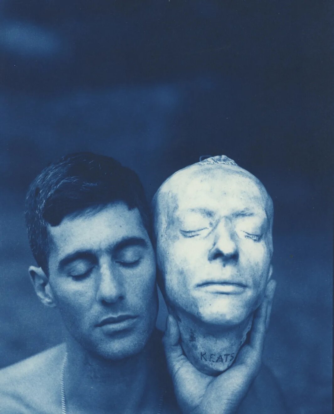 约翰·达格代尔（John Dugdale），《约翰·济慈的死亡面具》（Death Mask of John Keats），1999，蓝晒法印相，10×8英寸. 选自卡佳·西尔弗曼，《类比的奇迹，或摄影史，第一部》（斯坦福大学出版社，2015）.