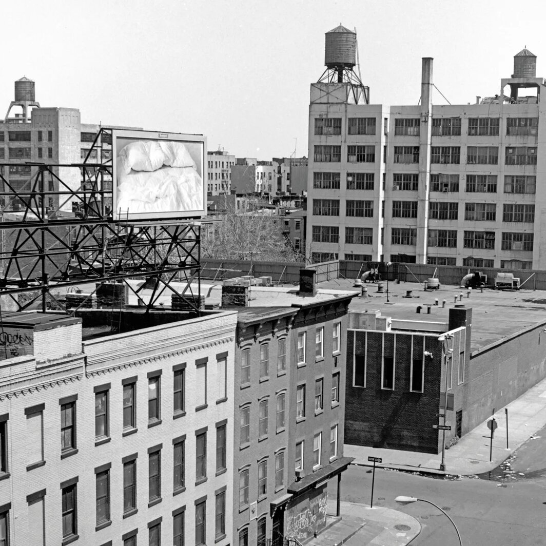 纽约现代艺术博物馆“项目34：菲利克斯·冈萨雷斯-托雷斯”展览现场，1992，纽约. © Felix Gonzalez-Torres Foundation.