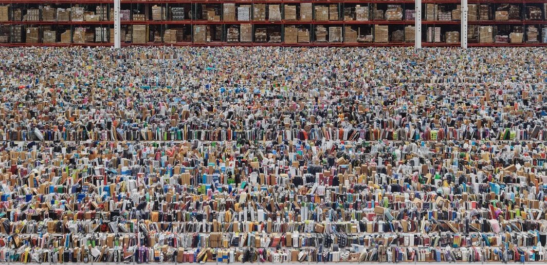 安德烈亚斯·古尔斯基（Andreas Gursky），《亚马逊》，2016，喷墨输出，含框尺寸 6′ 9 1⁄2″ × 13′ 4 1⁄4″. Andreas Gursky/Photo: Sprüth Magers/Artists Rights Society (ARS), New York.