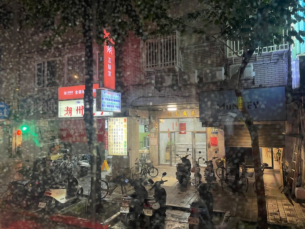 小雨中，从桃园机场进入台北市区的路上.