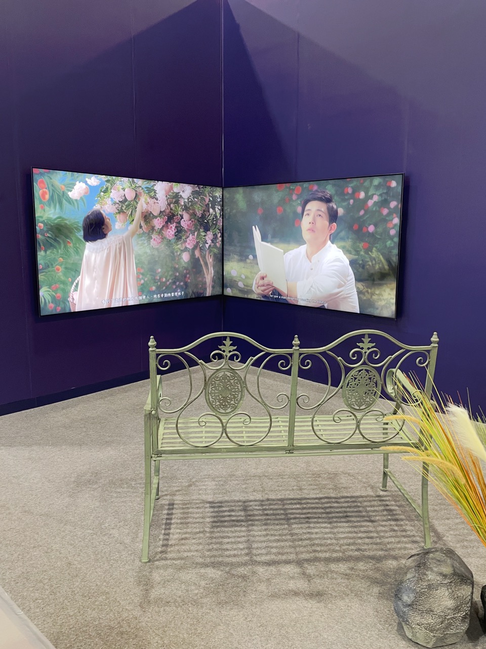 廖祈羽《梦桃》作品前，2025 ART TAIPEI现场.