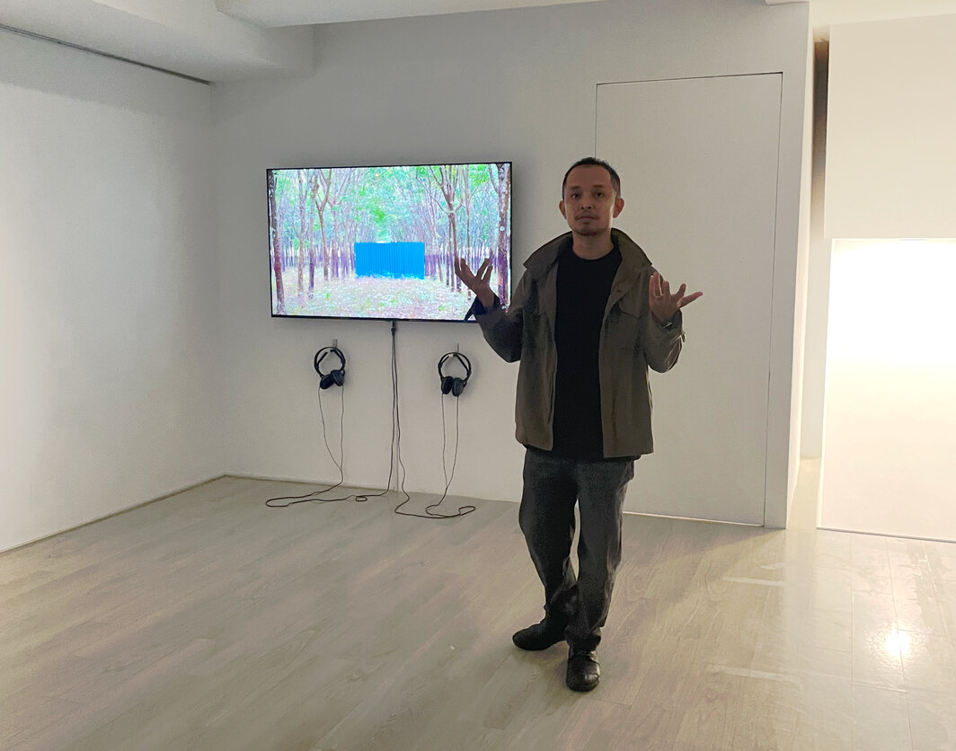 柬埔寨艺术家林·索科谦李纳介绍自己的作品，“2025台北数位艺术节”金车文艺中心展览现场.
