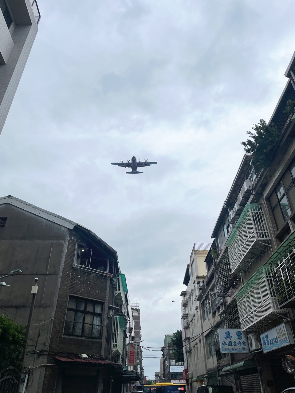 苏孟鸿工作室外，飞机掠过上空.
