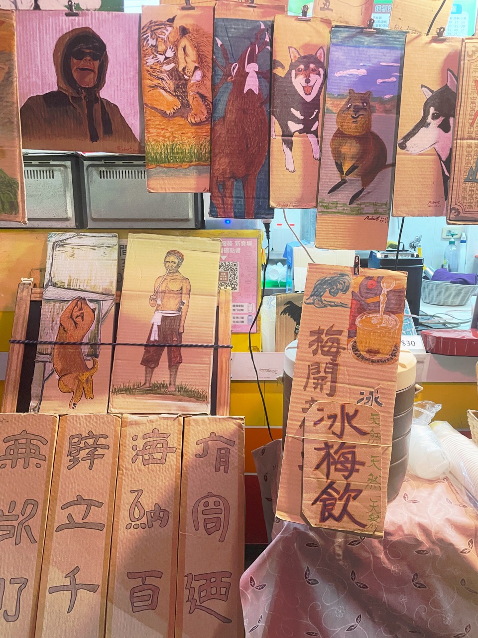 台北街边零售亭似乎也参与了艺术周的氛围.