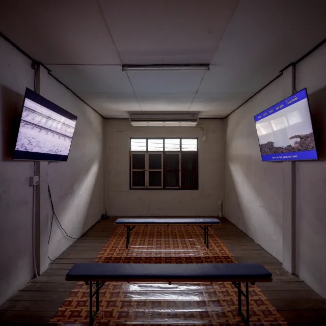 奥拉湾·阿伦让，《平行铁轨上的尼拉特》，2025，展览现场，曼谷Asvin文化与当代艺术中心. 图片提供：Orawan Arunrak.