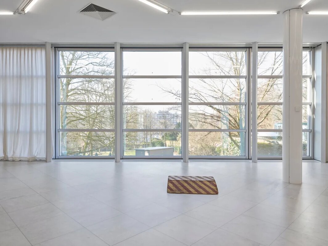 帕克·麦克阿瑟，《未命名》，2014，木材、颜料、五金制品. 阿布泰贝格博物馆展览现场，门兴格拉德巴赫. 摄影：Simon Vogel.