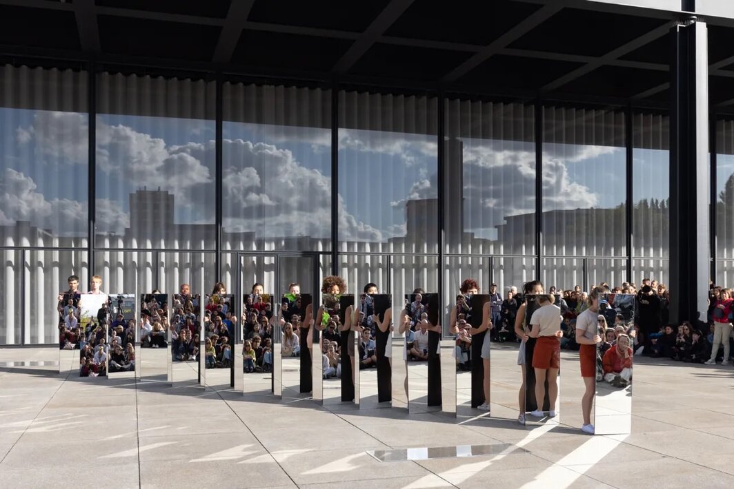 琼·乔纳斯，《镜子I&amp;II》，1969，柏林新国家美术馆表演现场，2025年9月14日. 摄影：Ivan Erofeev.