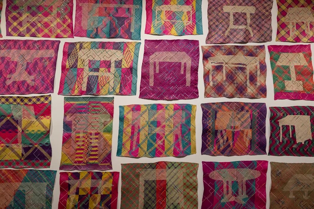 于一兰，《织垫/桌子/塑料》（局部），2023，采用工业化学染料的海巴瑶族露兜叶编织品，回收塑料废弃物，尺寸可变.