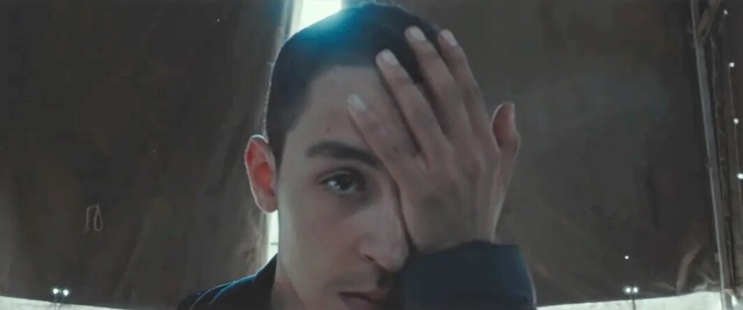 诺亚兹·德舍，《希腊营地》，2024，高清影像，彩色、有声，时长99分钟. 